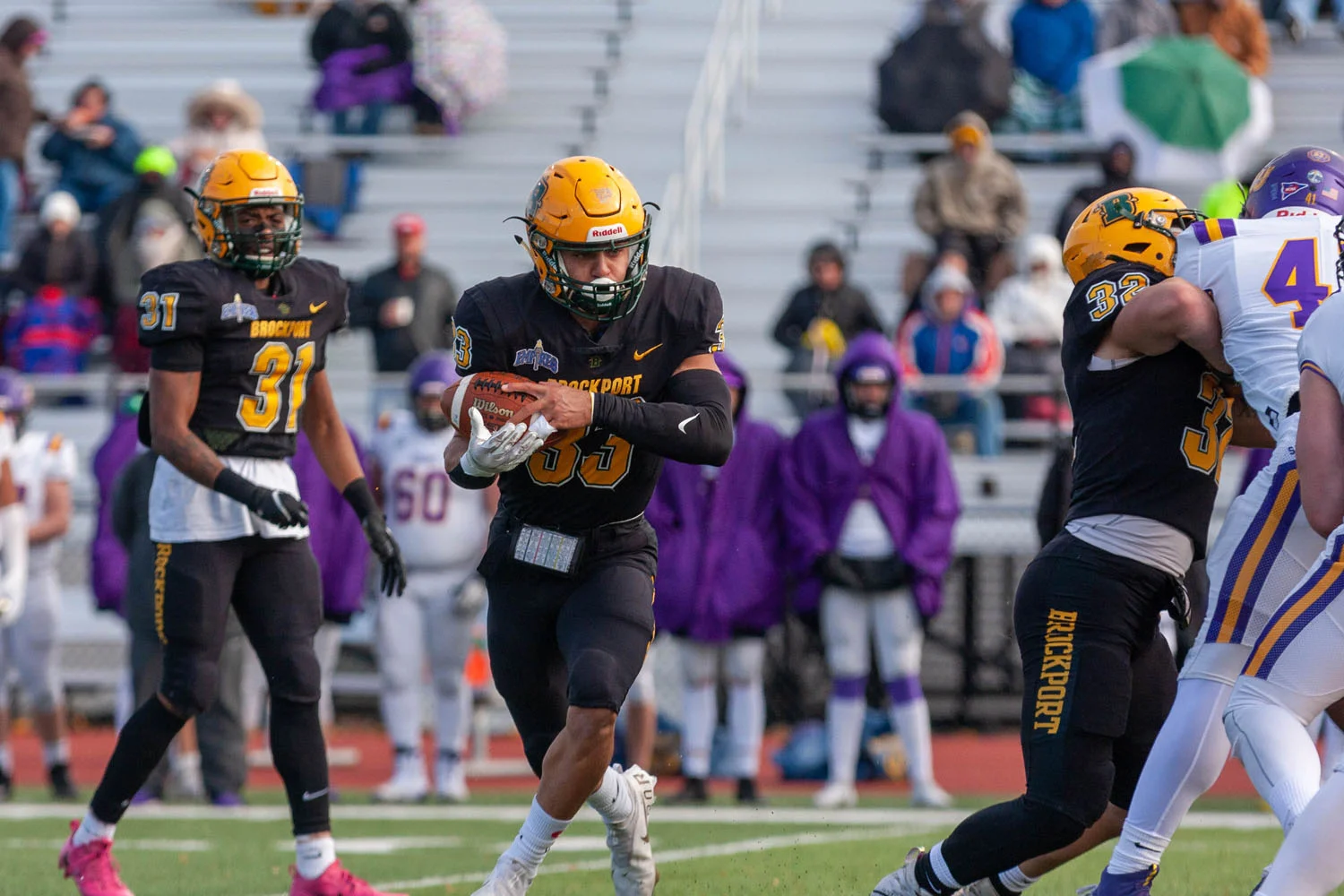 Brockport RB running to the corner with the ball