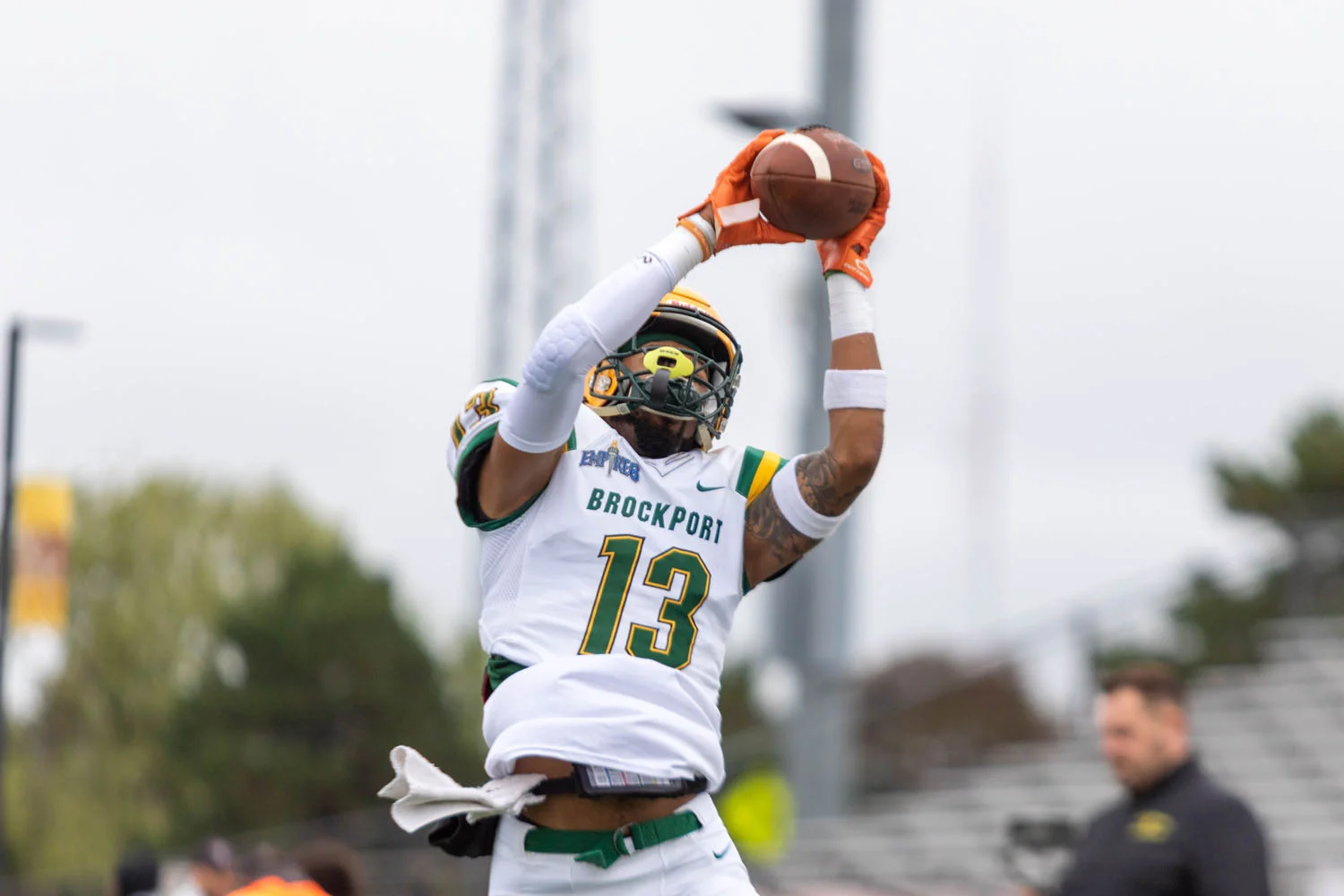 DB going up for the catch during warmups