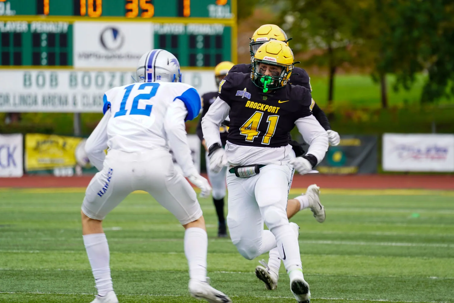 Brockport kickoff team running down the field against Hartwick