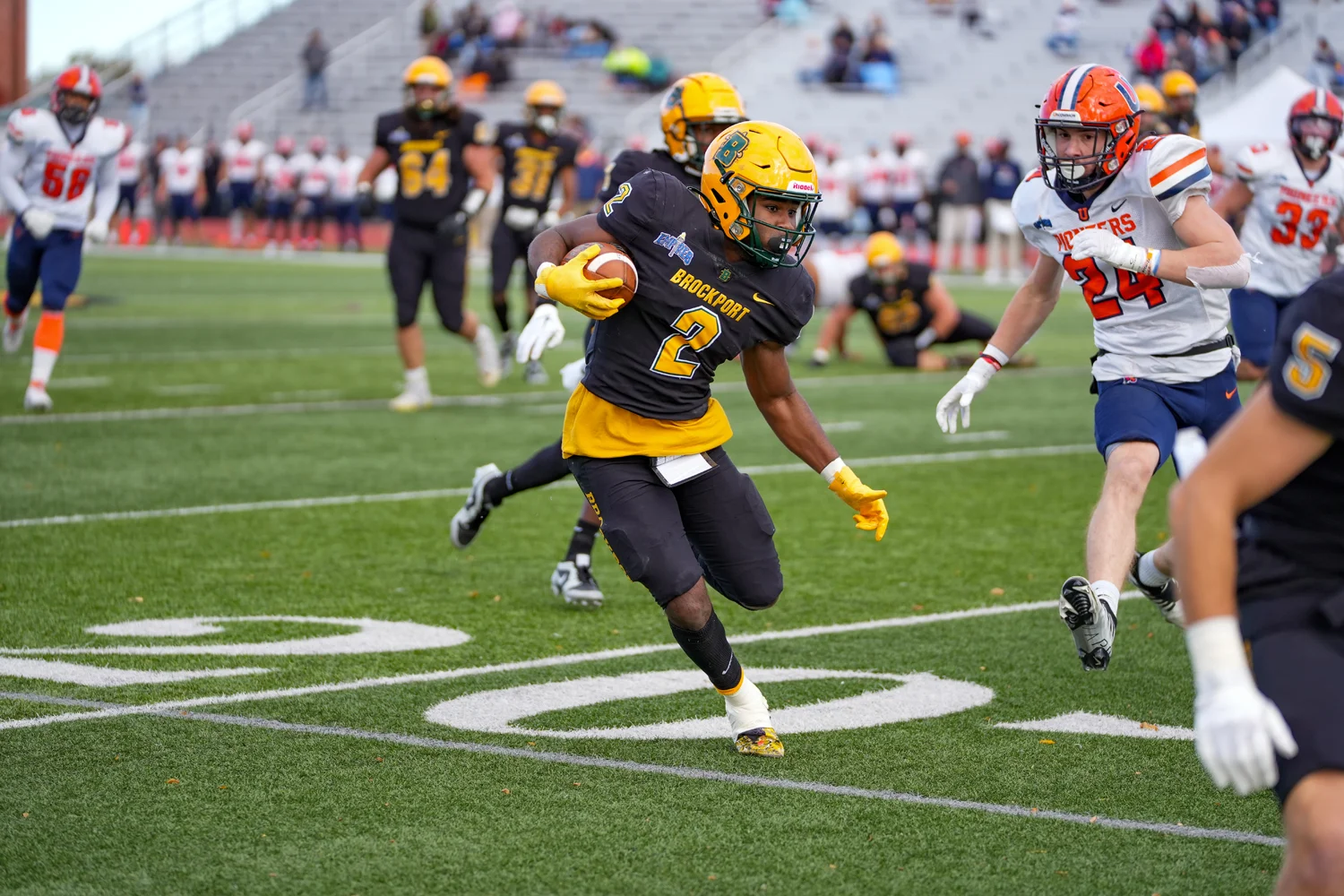 RB running down the field about to juke a defender
